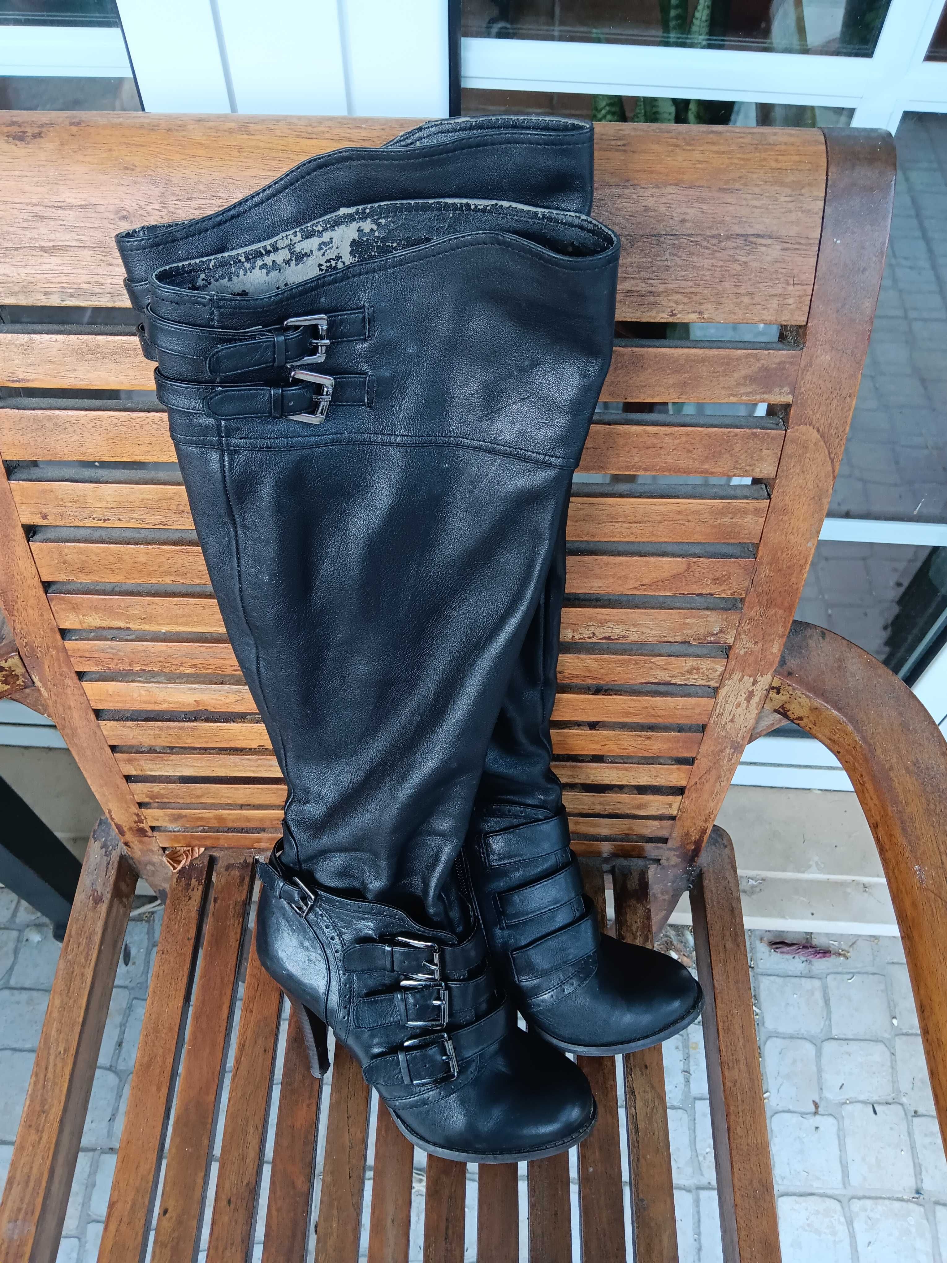 Botas de salto e cano alto em pele da Aldo