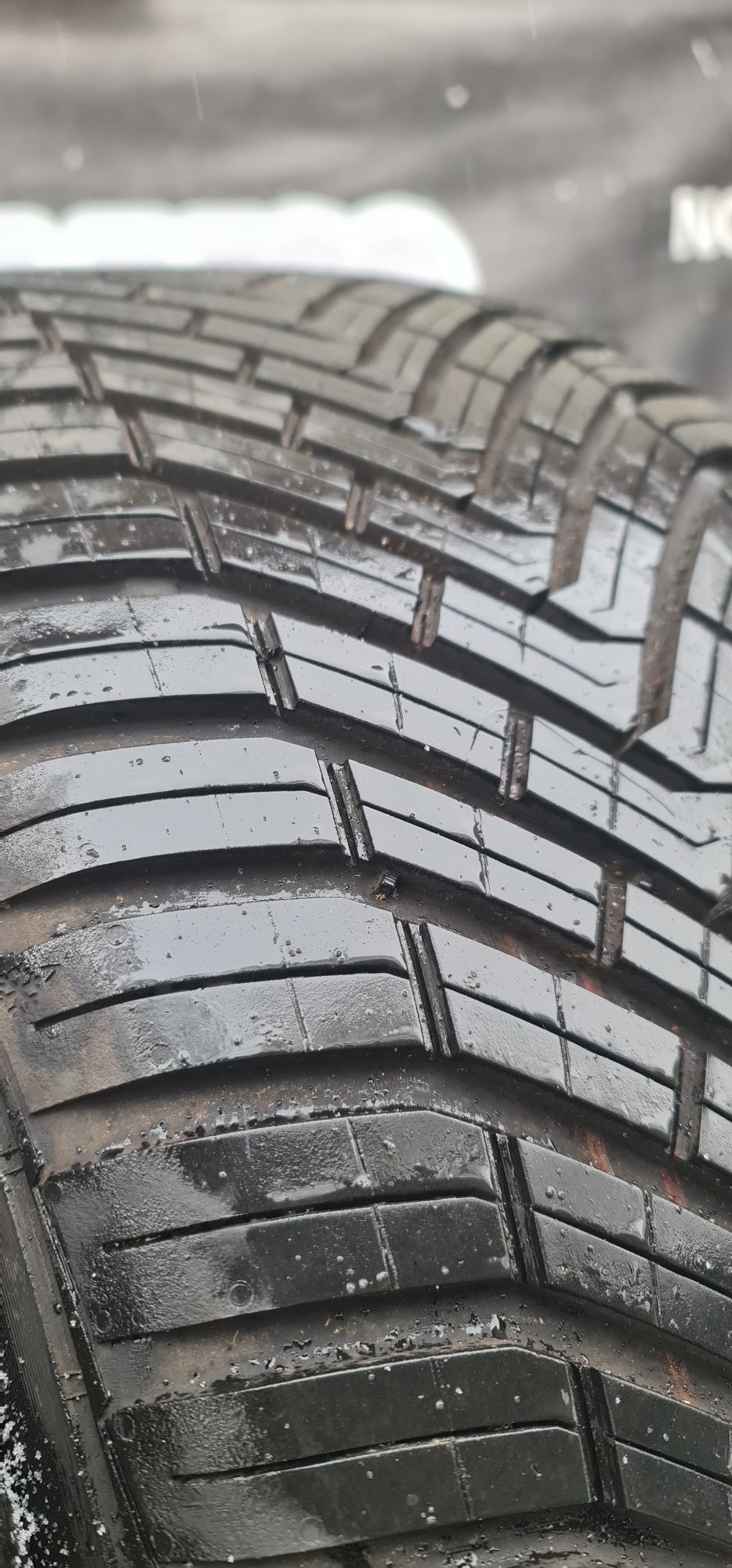 245/45/19 continental