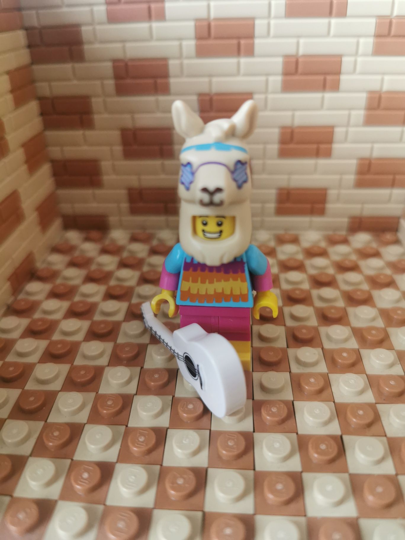 Lego Minifigurka BaM figurka z głową lamy i gitarą