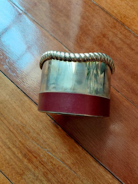 Peça decorativa, de design, em metal polido