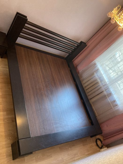 Кровать двоспальна з натуральноі деревени з тумбочками