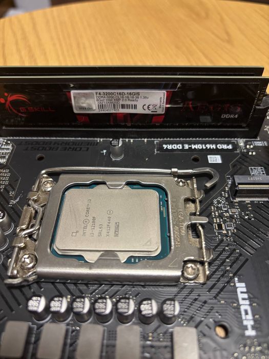 Материнська плата ,процесор ,оперативна память