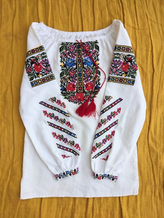 Дитяча вишита сорочка вишиванка для дівчинки з квітковим орнаментом