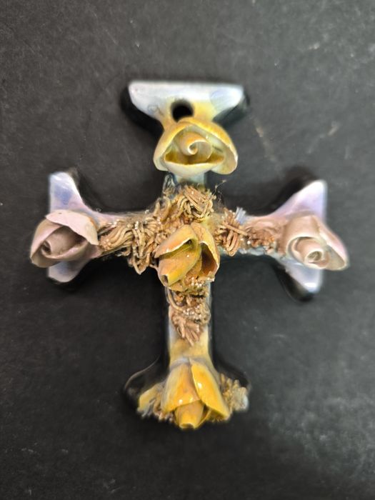 Cruz decorativa com flores