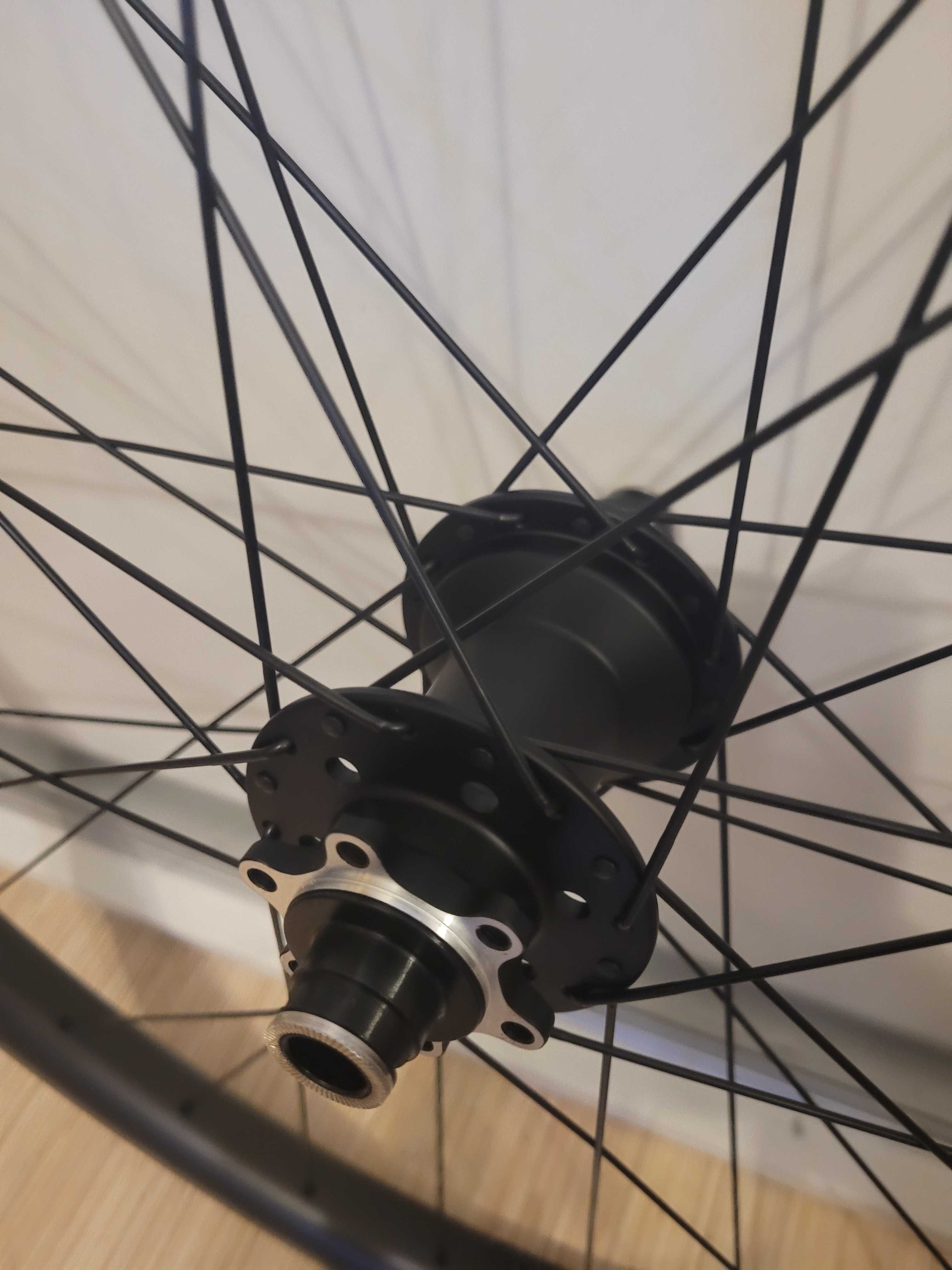 Koła Novatec M30 carbon,29”,6 śrub,Sram XD,boost