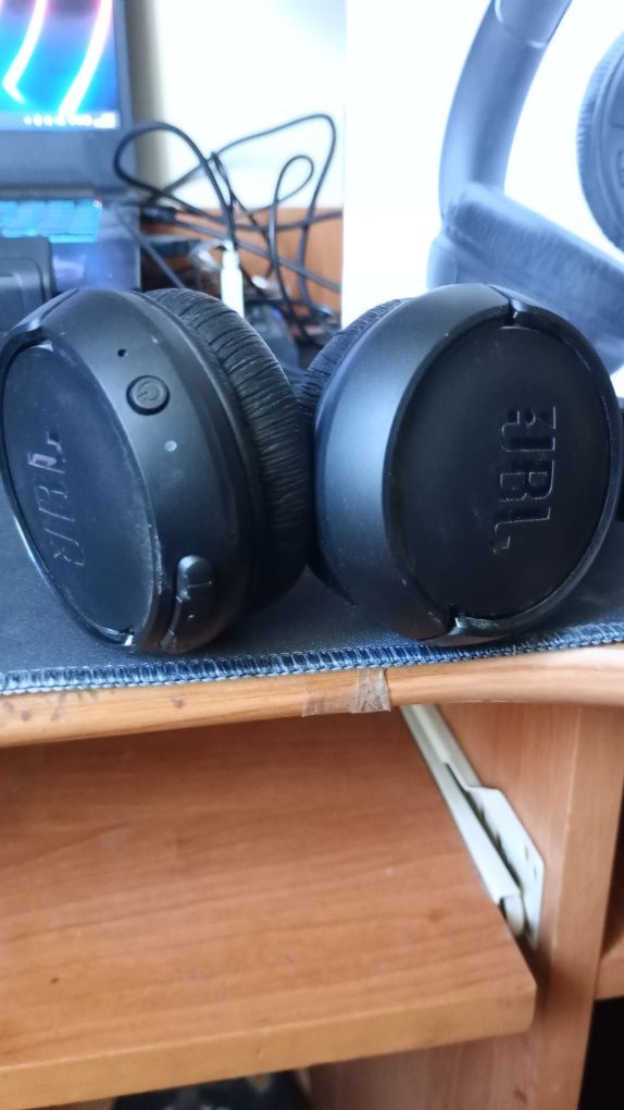 JBL Tune 525BT..