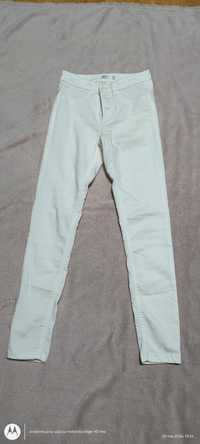 Białe dżinsy skiny