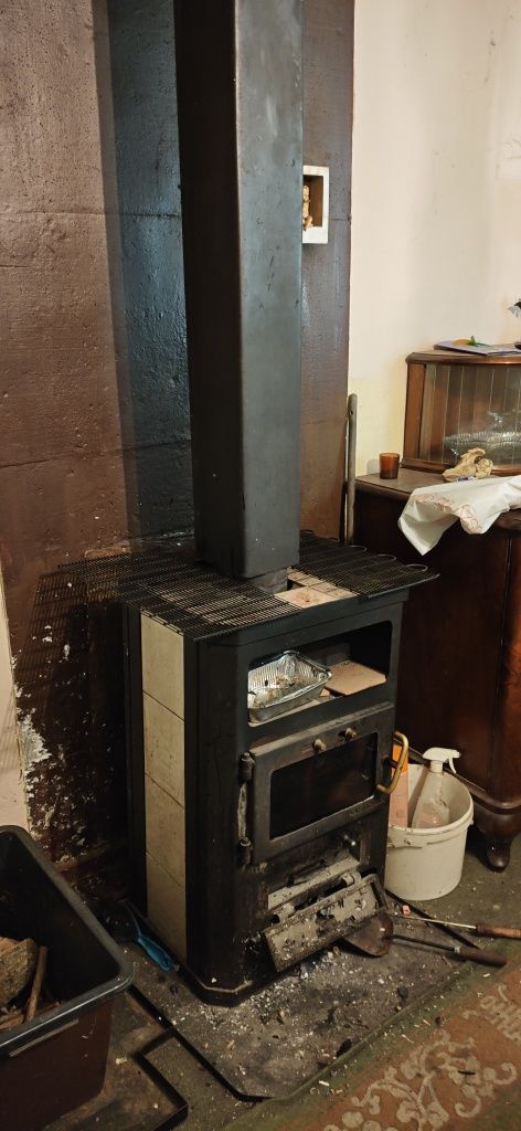 Piec duży wolnostojący żeliwny – koza na drewno, solidny, z szybą