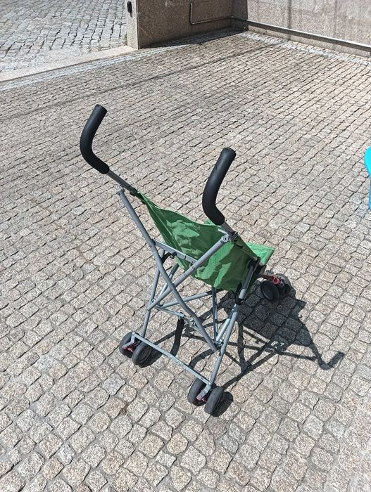 Carrinho de Passeio de Bebé – Leve e Prático