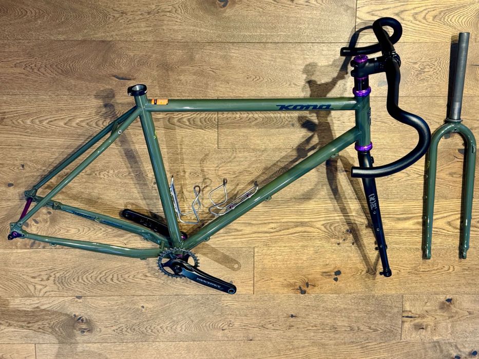 KONA SUTRA  roz. 54 Gloss Concrete Green, RAMA