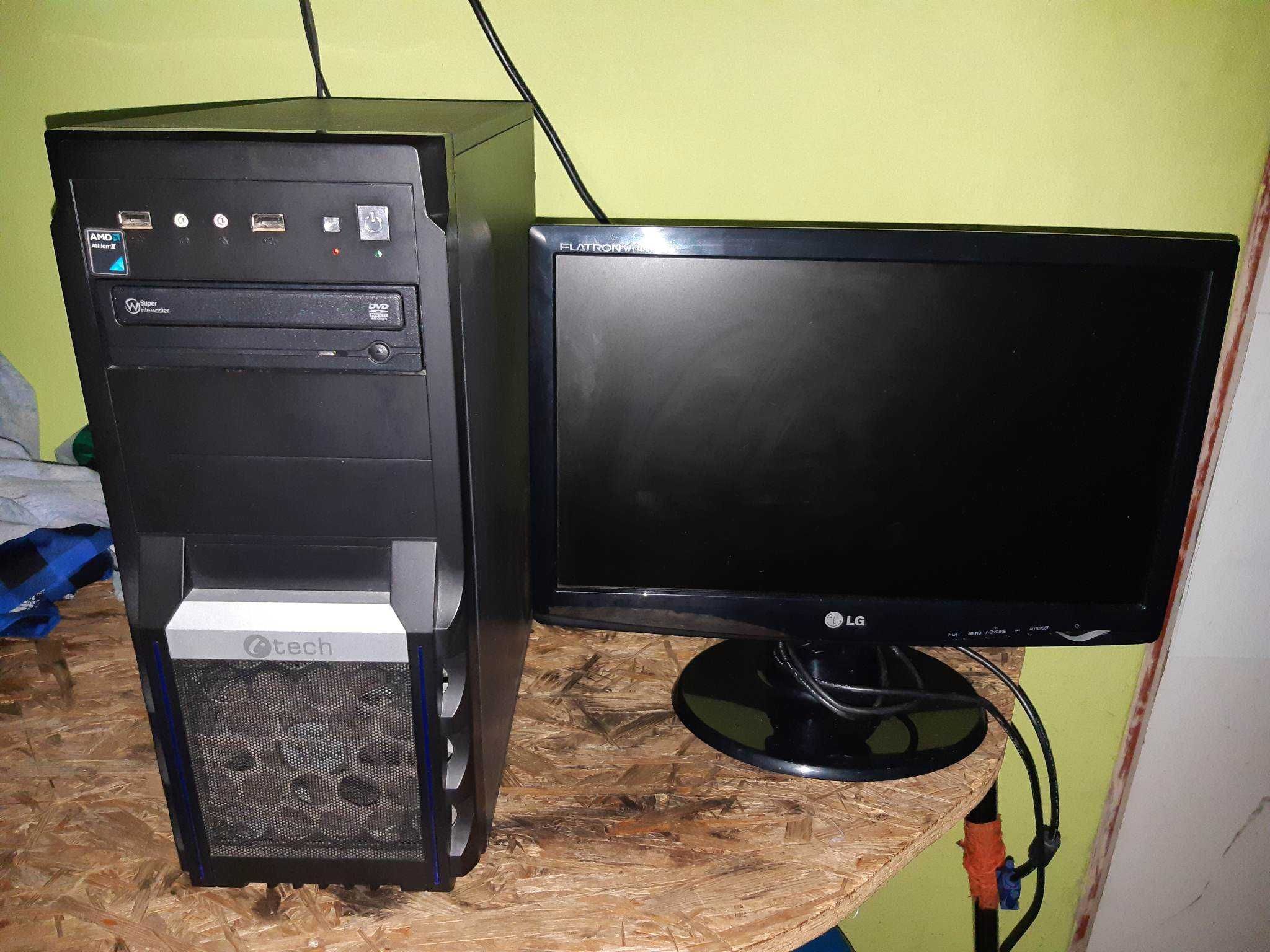 Monitor z komputerem