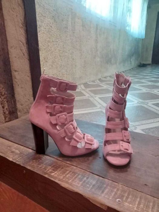 Б/у туфлі рожевого кольру