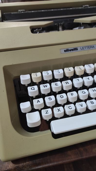 Máquina de escrever portátil Olivetti Lettera 25 Anos 70