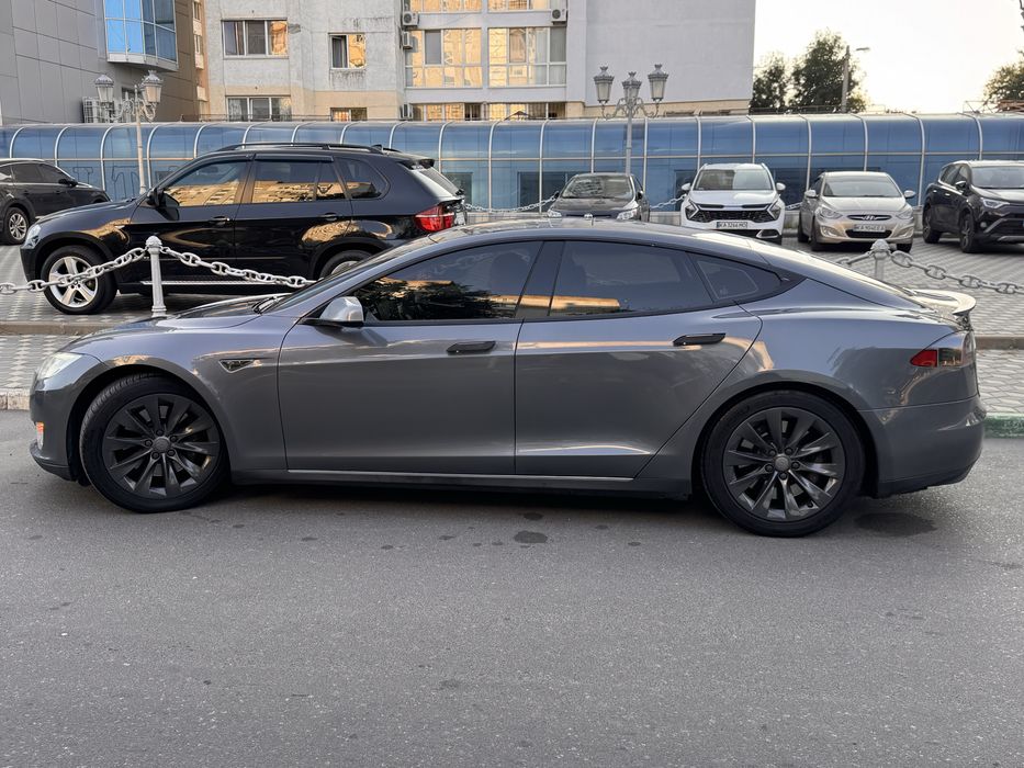 Tesla model S P85