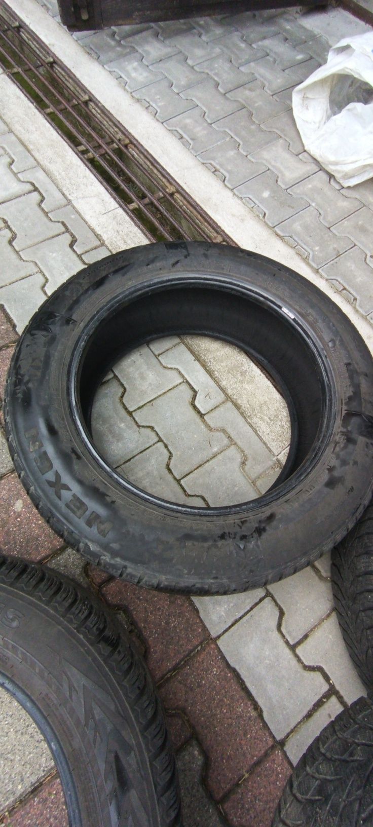 Opony zimowe Nexen i Nokian 235/60R 18 stan bardzo dobry