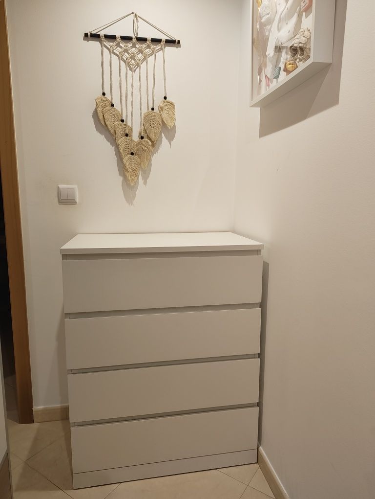 Cómoda IKEA malm branca 4 gavetas.