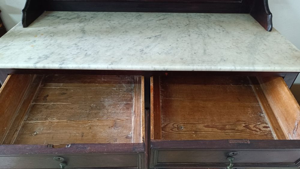 Louceiro antigo com pedra