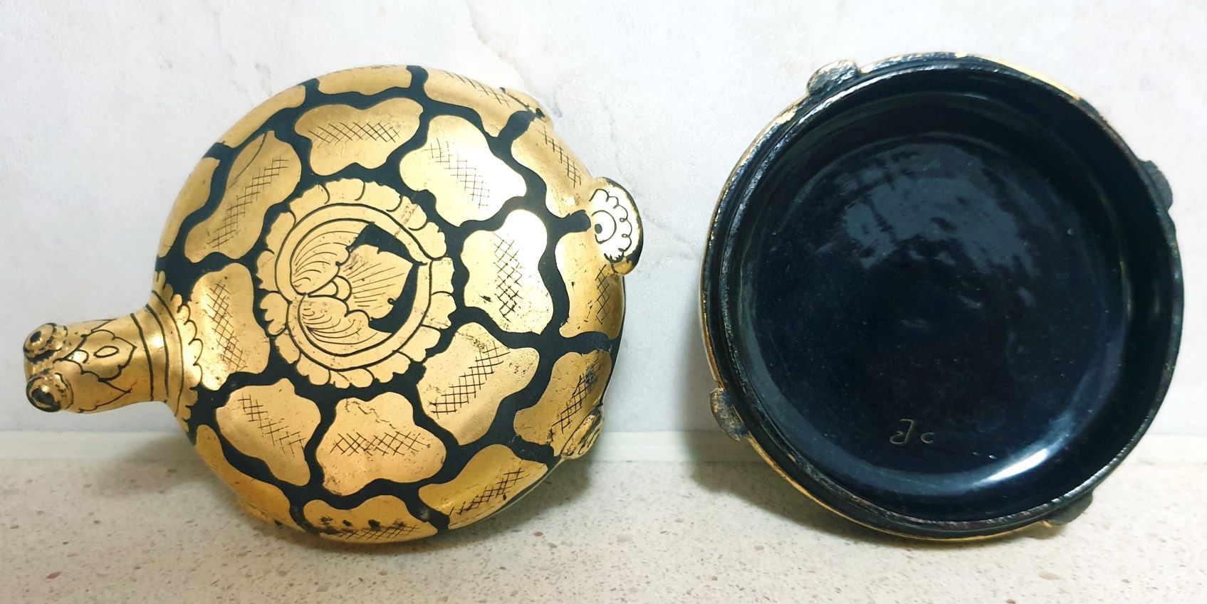 Linda caixa "tartaruga" asiática em charão lacado e dourado