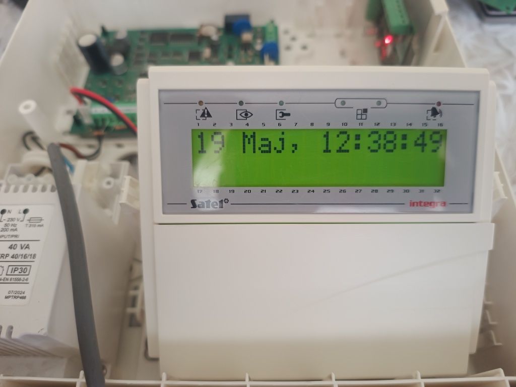 Satel Integra 24 manipulator INT-KLCD moduł CA64E