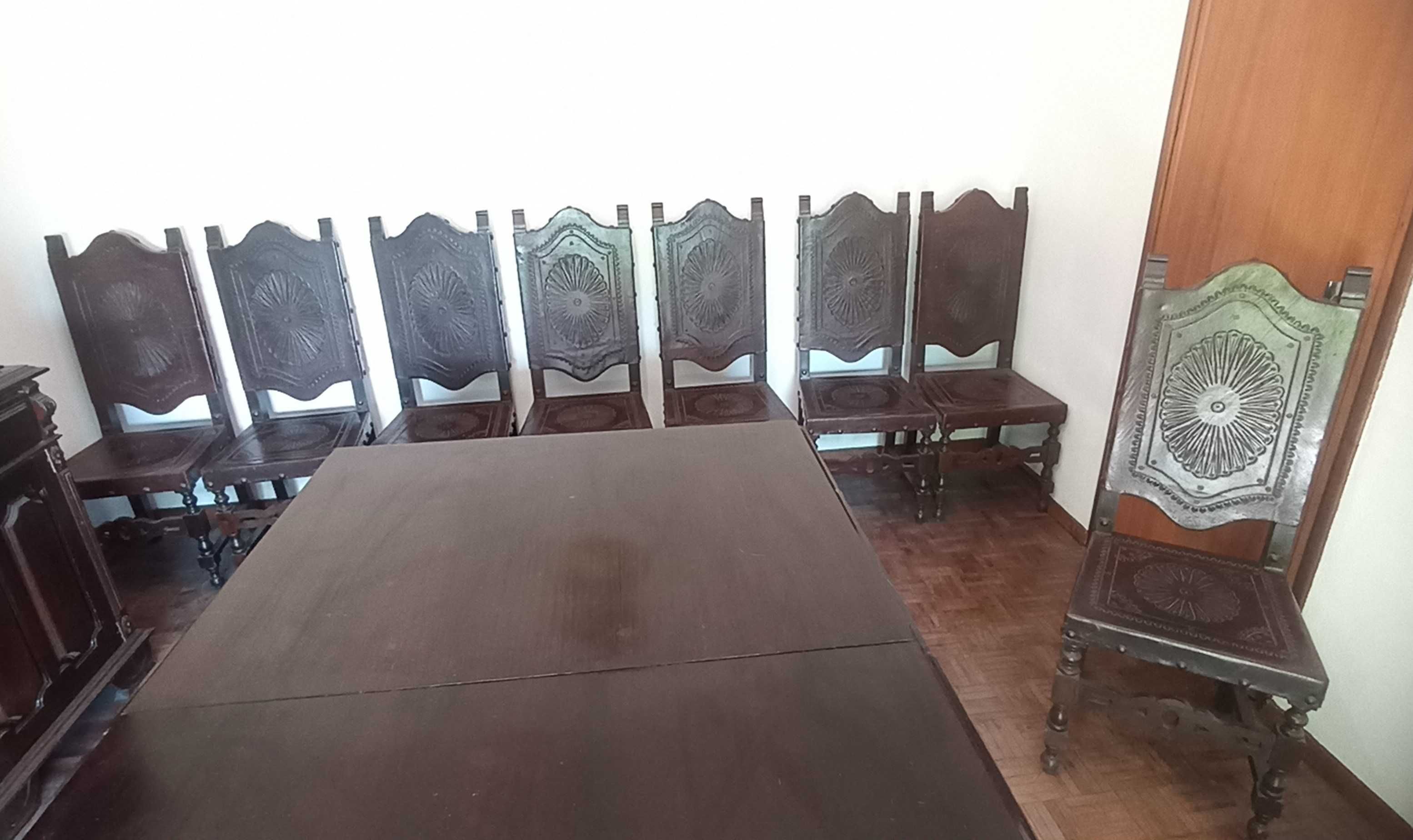 Conjunto Mesa de jantar + 8 Cadeiras estilo antigo