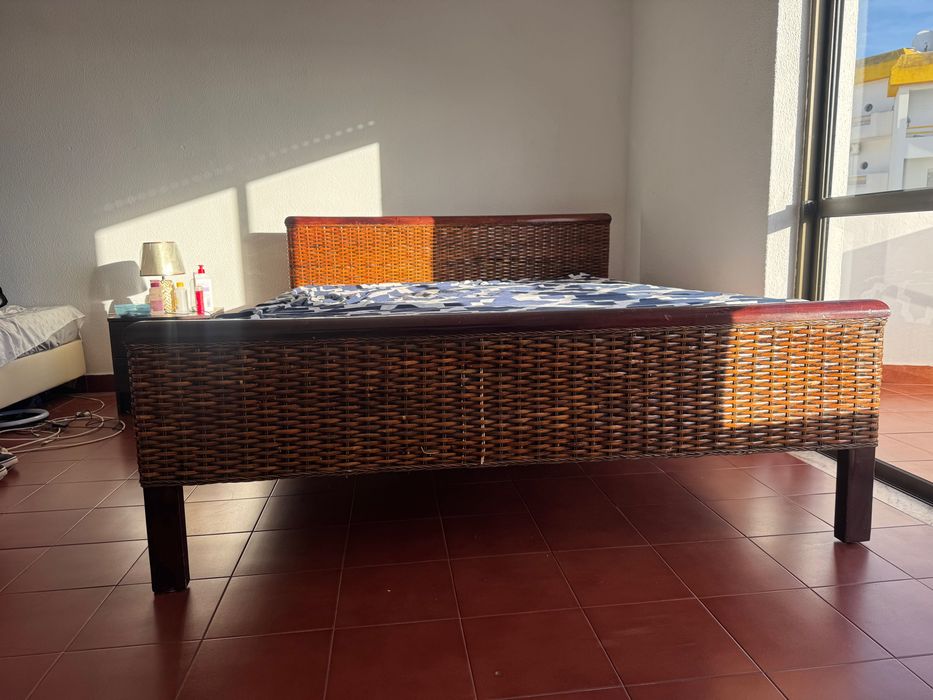 Cama de casal em ótimo estado com criado mudo e com móvel com gavetas