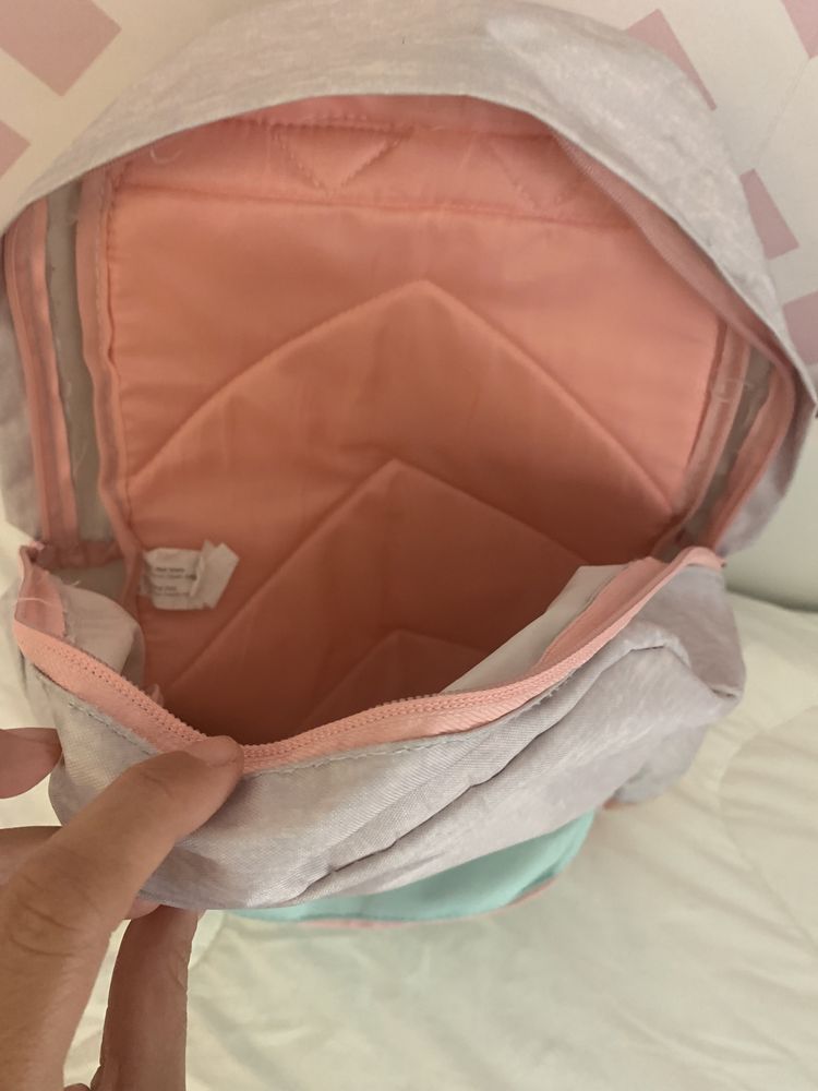 Mochila beneton bege e rosa; 2 divisorias com fecho