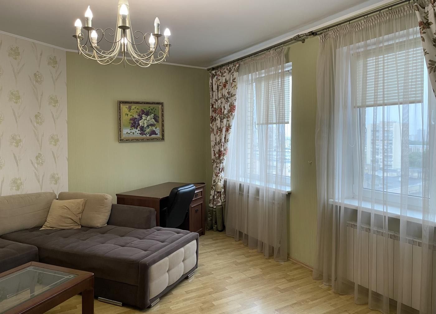 Простора квартира з ремонтом в чудовій локації. Сучасний будинок 2005р