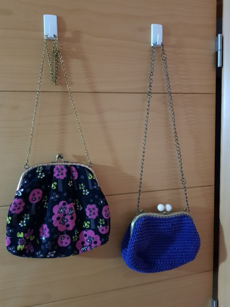 Vendo malas à tiracolo