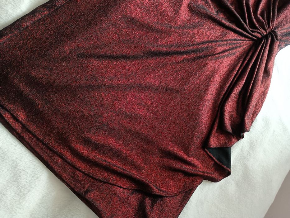 Błyszcząca sukienka do kolan.