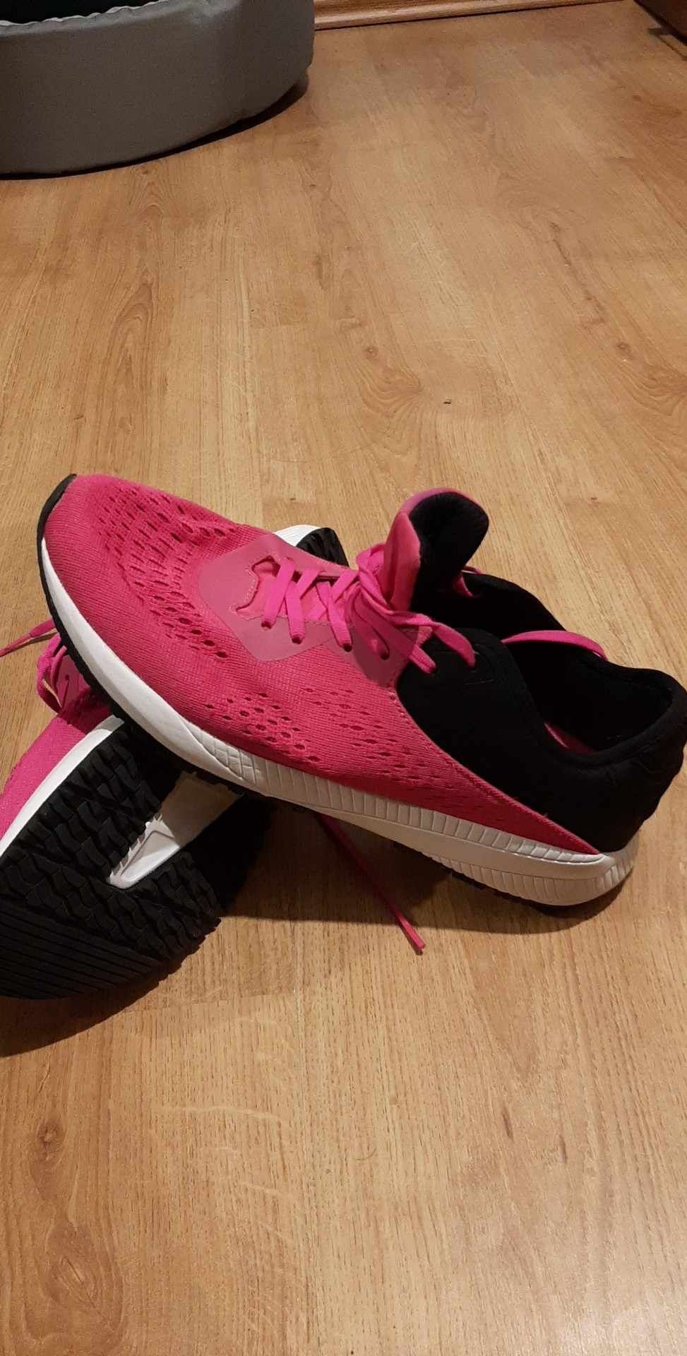 Różowe buty do biegania 4F