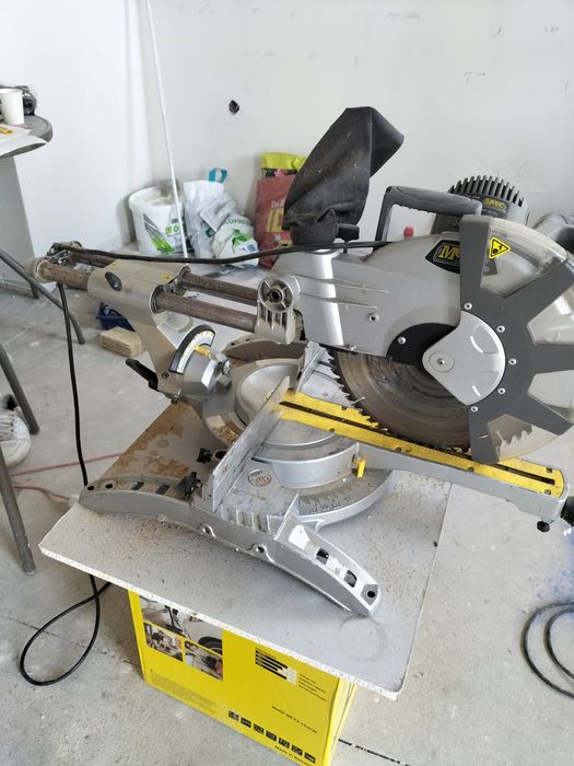 Piła ukosowa 305 mm z posuwem
