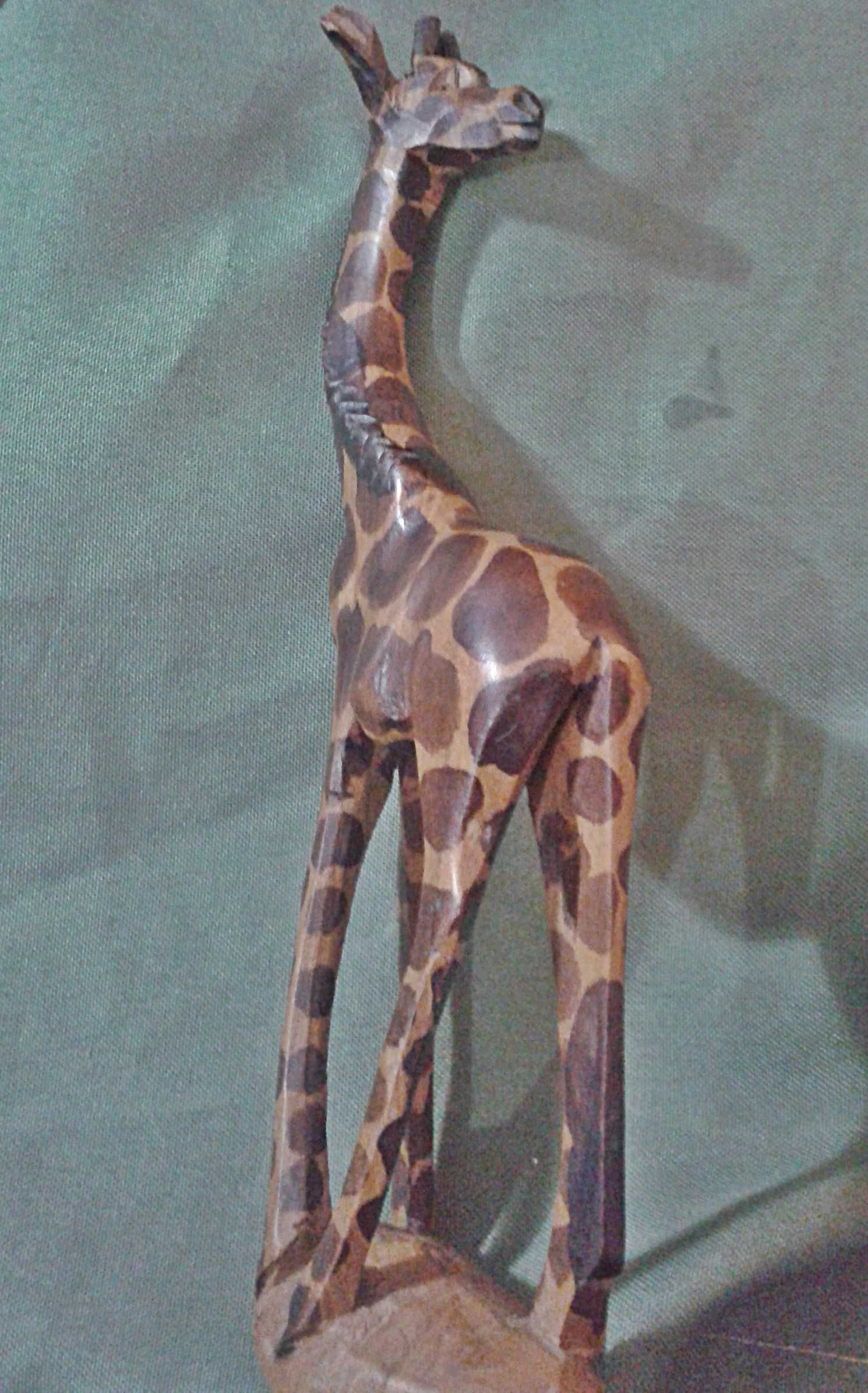 Estatueta artesanal manual de Girafa em madeira genuína.
