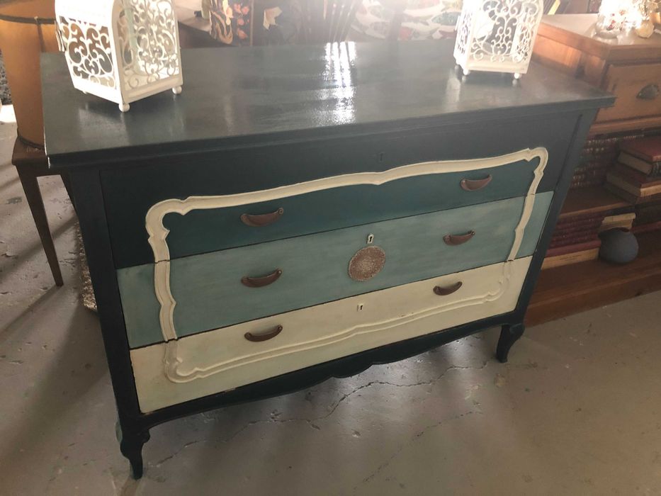 Cómoda restaurada com pintura em tons marinhos
