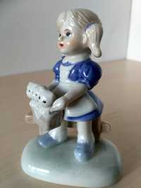 porcelanowa statuetka dziewczynka z trzema małymi kotami, wys. 12 cm
