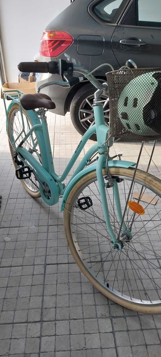 Bicicleta com cesto.