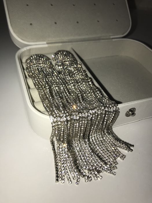 Довгі сережки зі стразами – блискучі, як нові, для свят і фотосесій