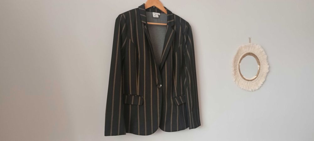 Żakiet czarny w paski guzki rozmiar 42 XL wiskoza 2-biz