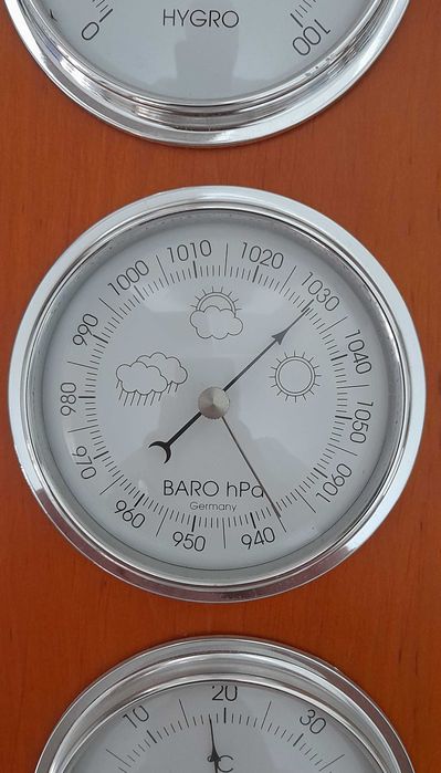 Барометр метеостанция