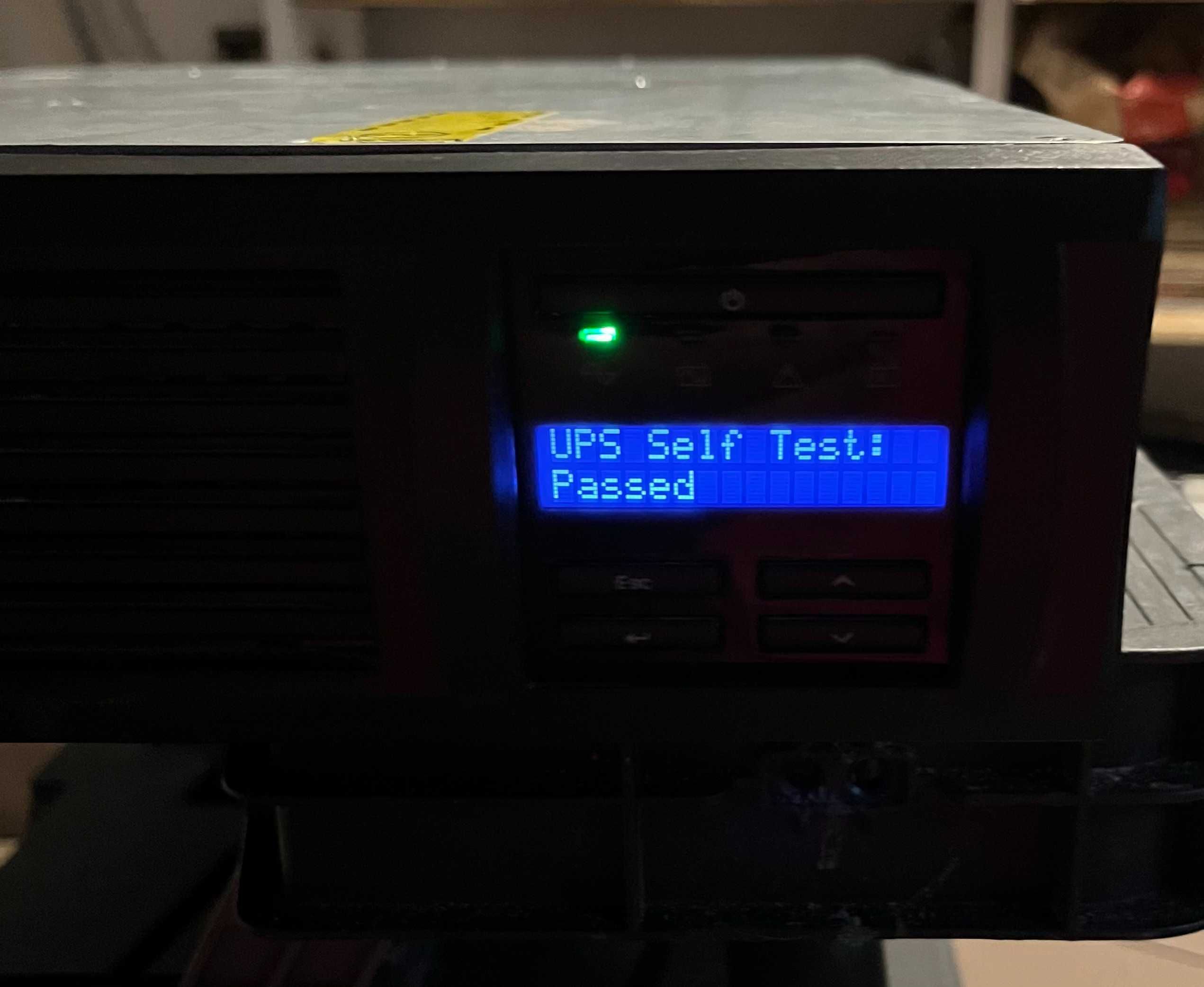 Zasilacz UPS APC SMT2200RMI2U - nowe akumulatory, szyny do szafy rack