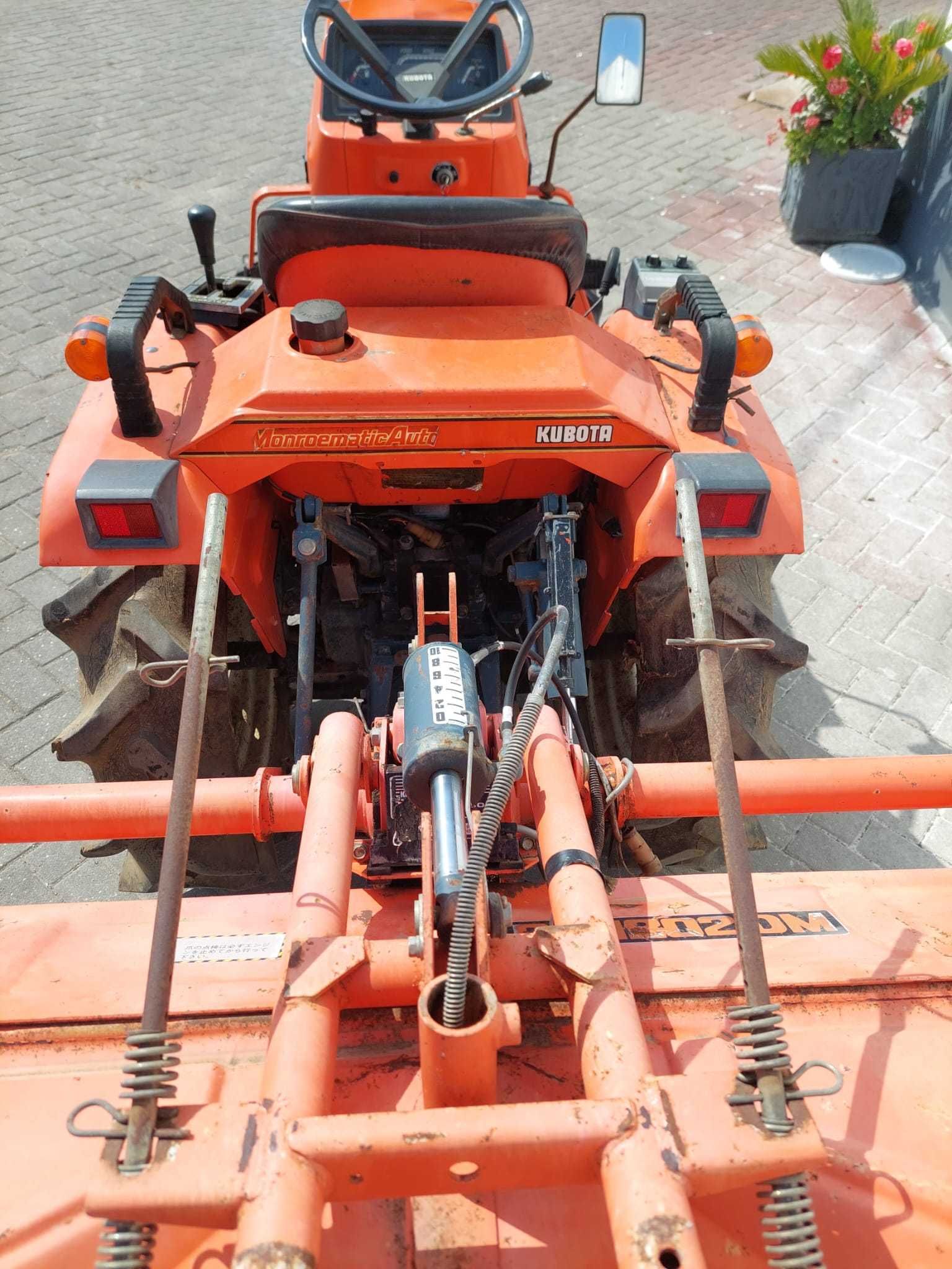 Trator 16CV 4x4 Kubota Bulltra B1-15 c/ charrua e freze
