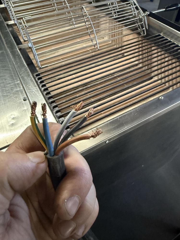 Grelhador carvão com 4 espetos Rotativos