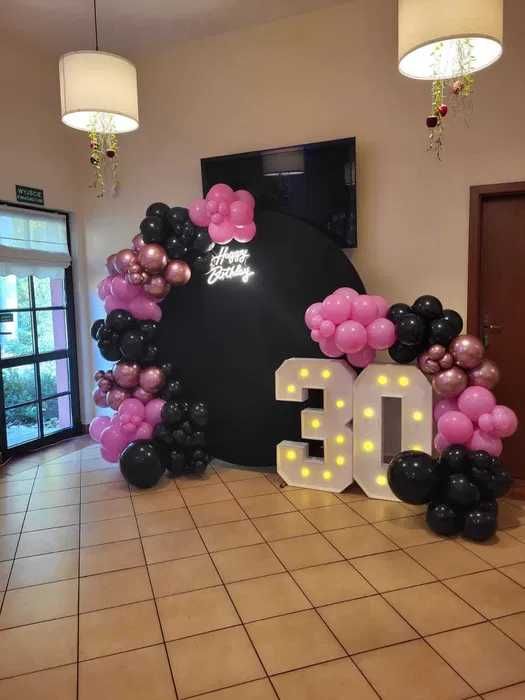 Balonowa oprawa imprezy – girlandy, ścianki, dekoracje tematyczne