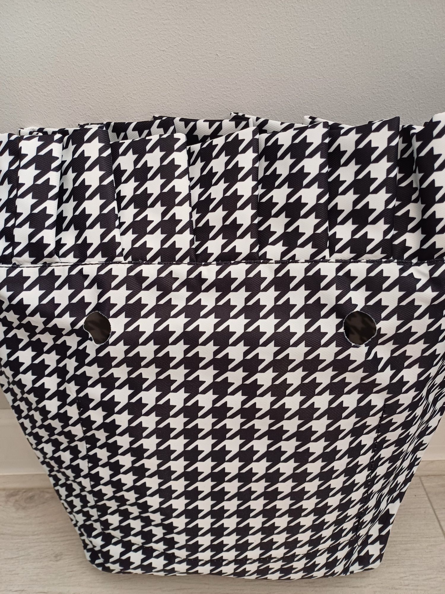 O Bag Mini, organizer w pepitkę z falbanką do torebki