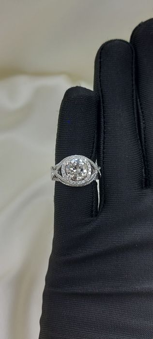 Złoty pierścionek z naturalnymi diamentami.