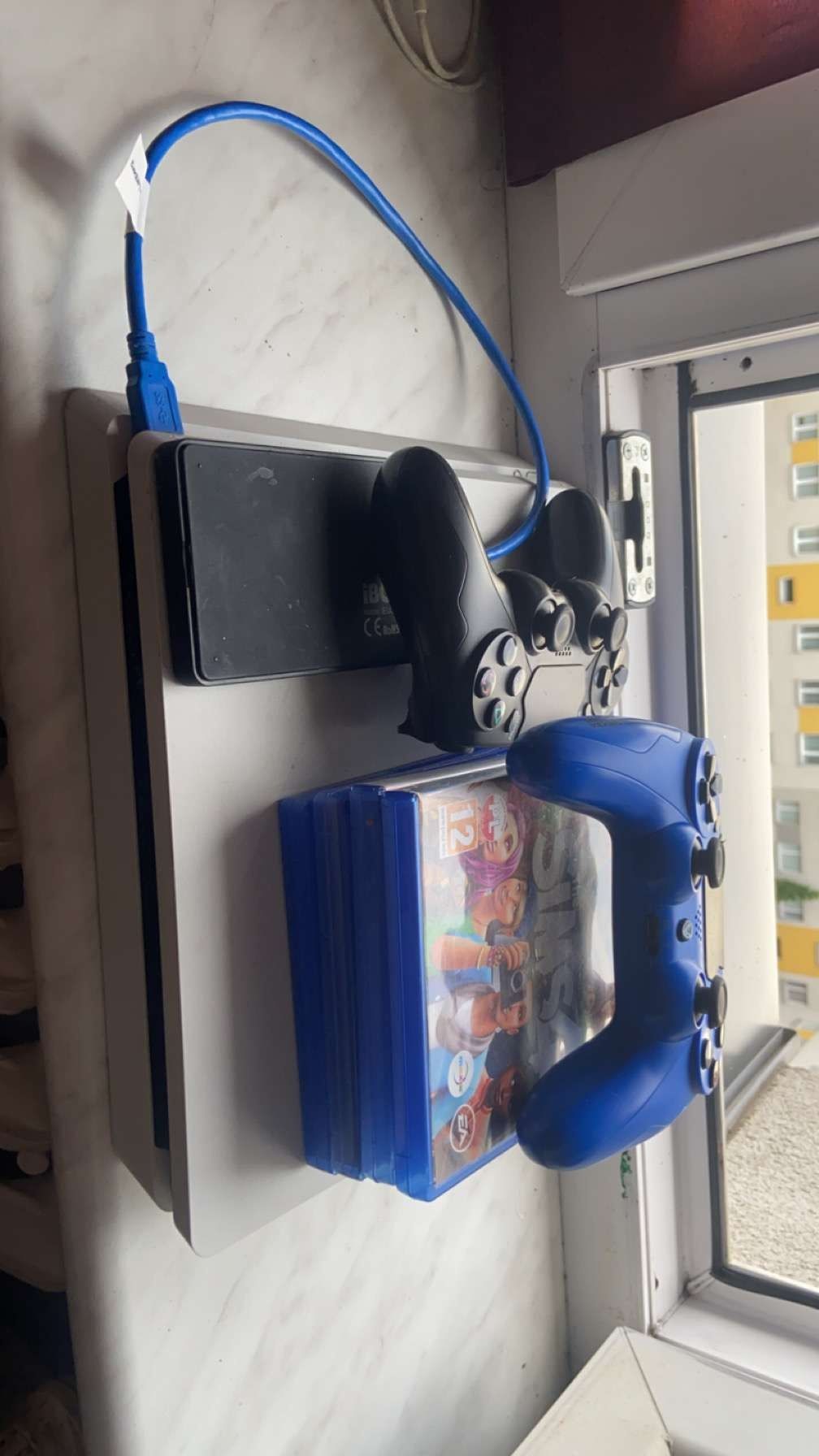 WYJATKOWA OKAZJA Ps4 + 2 pady+ 1 TB pamięci + 4 gry