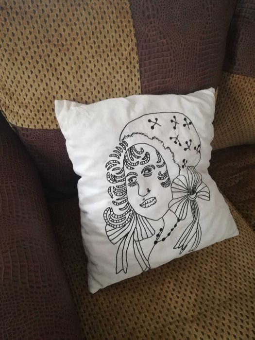 Almofada bordada branca