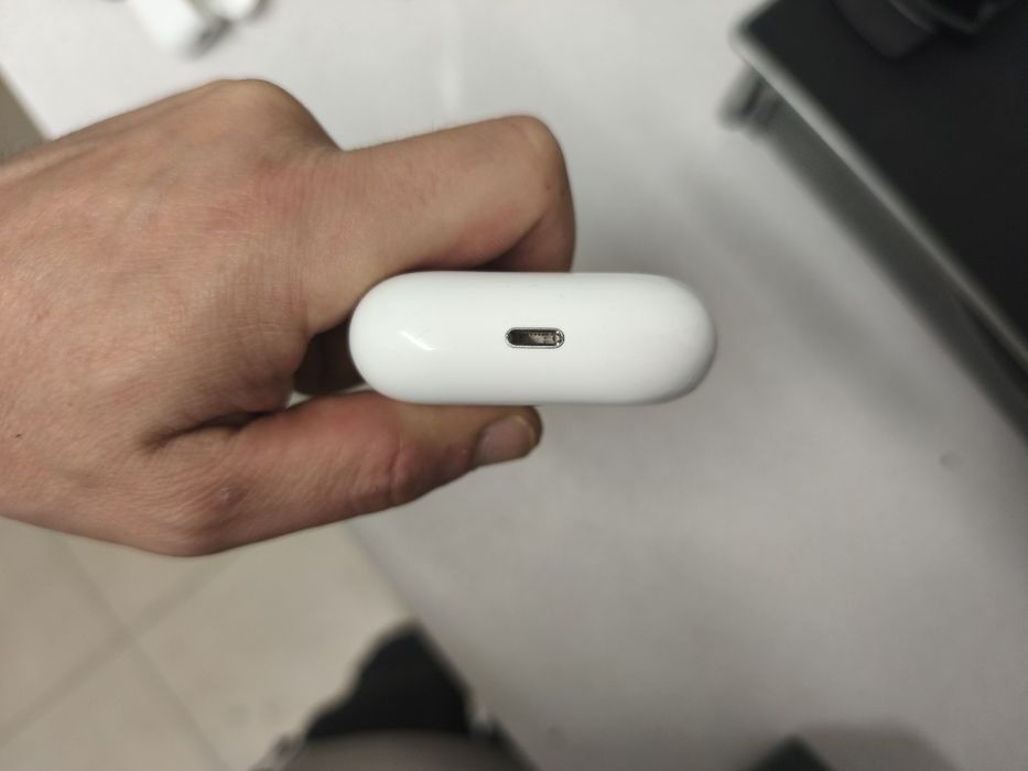 Airpods pro 1st gen - lightning