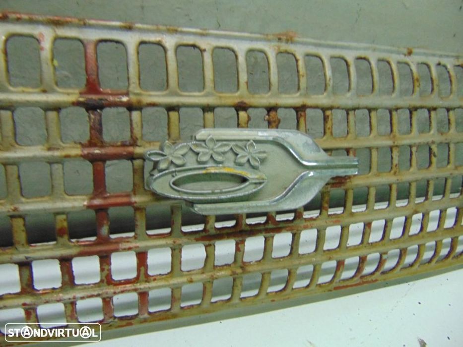 Toyota antigo - grelha em fraco estado para recuperar