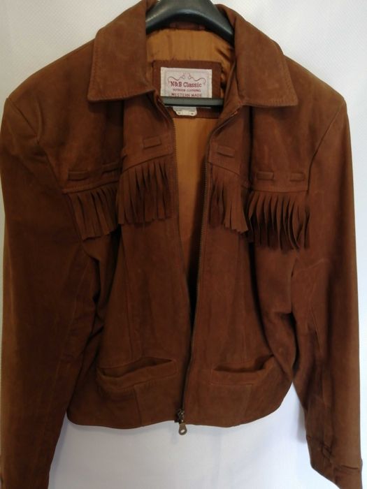 Lindo blusão em Pele,  com franjas muito original.