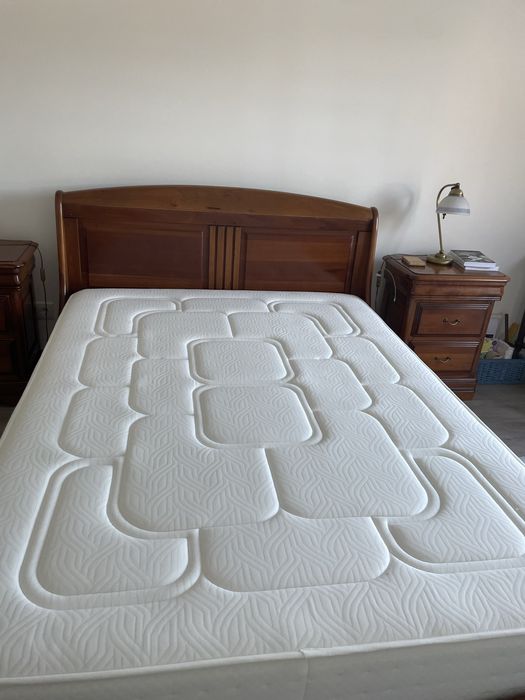 Cama + estrado + 2 mesas de cabeceira em cerejeira